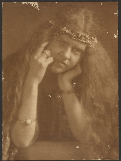 [Retrato de uma mulher com diadema] de Louis Fleckenstein