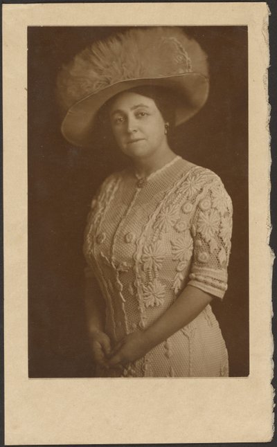 [Retrato de uma mulher com um chapéu de tule elaborado]. de Louis Fleckenstein