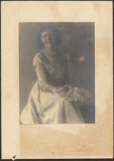 [Retrato de uma mulher com leque de penas]. de Louis Fleckenstein