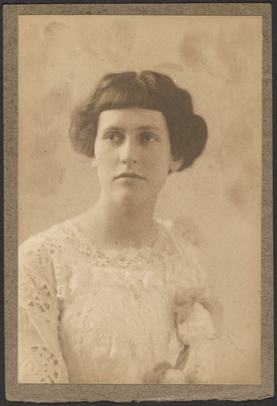 [Retrato de uma mulher com flores no vestido]. de Louis Fleckenstein