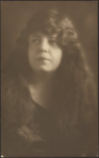 [Retrato de uma mulher com o cabelo solto] de Louis Fleckenstein