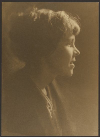 [Retrato de uma mulher com o cabelo num coque solto] de Louis Fleckenstein
