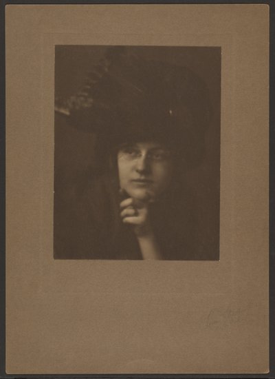 [Retrato de uma mulher com um chapéu grande e óculos] de Louis Fleckenstein