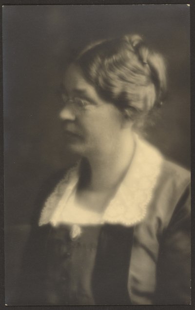 [Retrato de uma mulher com um livro aberto (cortado)]. de Louis Fleckenstein