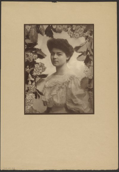 [Retrato de uma mulher com moldura floral pintada]. de Louis Fleckenstein