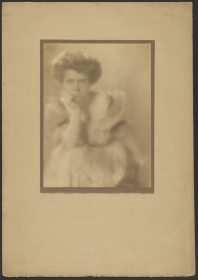 [Retrato de uma Mulher com Penteado Pompadour] de Louis Fleckenstein