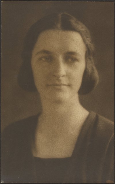 Retrato de uma mulher com casaco às riscas de Louis Fleckenstein