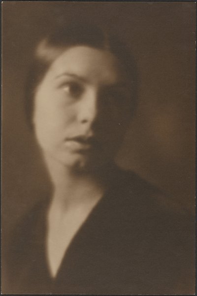 [Retrato de uma mulher com a cabeça inclinada] de Louis Fleckenstein