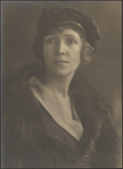 [Retrato de uma mulher com chapéu de veludo]. de Louis Fleckenstein