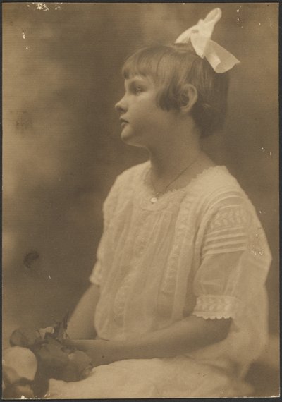 [Retrato de uma jovem rapariga com flores no colo] de Louis Fleckenstein
