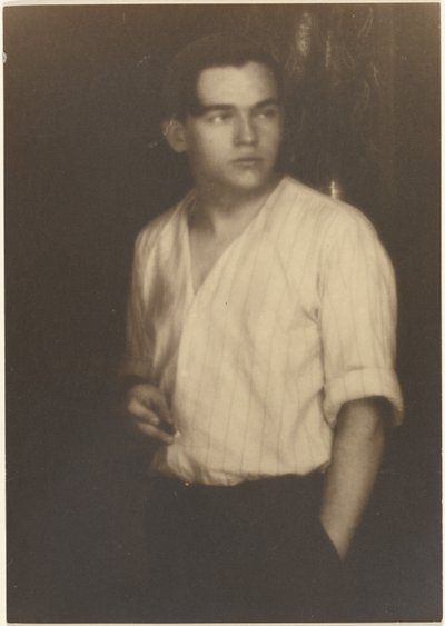 [Retrato de um jovem de camisa às riscas com um cigarro] de Louis Fleckenstein
