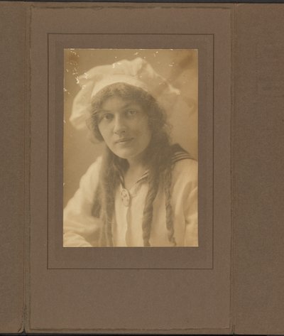 [Retrato de uma jovem mulher com um fato de marinheiro] de Louis Fleckenstein