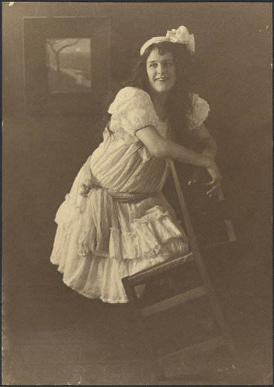 [Retrato de uma jovem mulher com uma cadeira] de Louis Fleckenstein