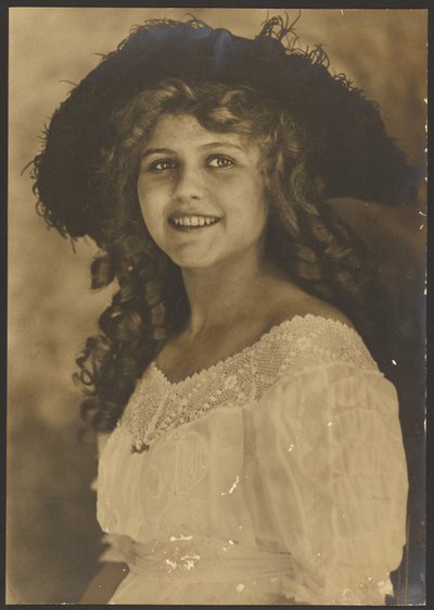 [Retrato de uma jovem mulher com caracóis em saca-rolhas] de Louis Fleckenstein
