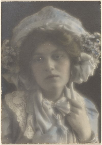 [Retrato de uma jovem mulher com um chapéu elegante] de Louis Fleckenstein