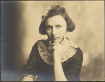 [Retrato de uma jovem mulher com colarinho de renda] de Louis Fleckenstein