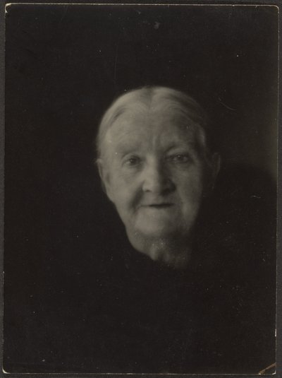 Retrato de uma mulher idosa num ambiente escuro de Louis Fleckenstein