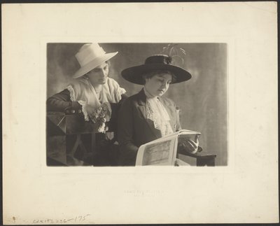 [Retrato de duas mulheres com livro]. de Louis Fleckenstein