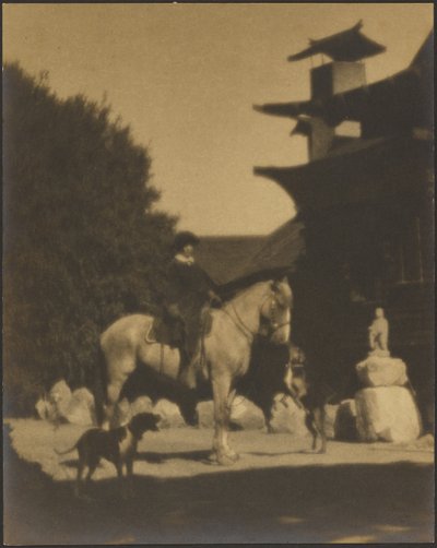 [Ruth Comfort Mitchell em frente à sua casa, a Yung See San Fong House, em Los Gatos] de Louis Fleckenstein