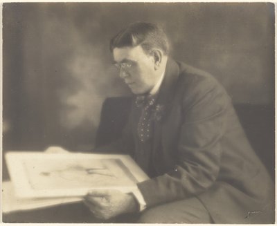 [Auto-retrato no estúdio a contemplar uma fotografia de uma rapariga] de Louis Fleckenstein