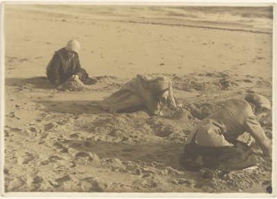 [Três meninas a fazer castelos de areia no inverno] de Louis Fleckenstein