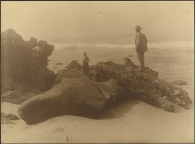 [Três homens a pescar nas rochas da praia] de Louis Fleckenstein