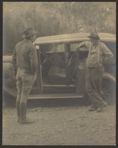 [Dois homens à frente de um carro]. de Louis Fleckenstein