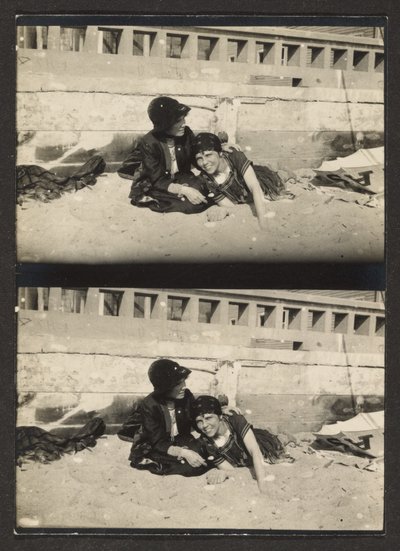 [Duas mulheres na praia, re-fotografadas]. de Louis Fleckenstein