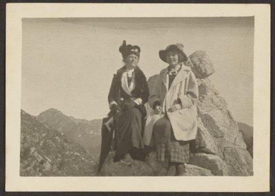 [Duas mulheres numa rocha]. de Louis Fleckenstein