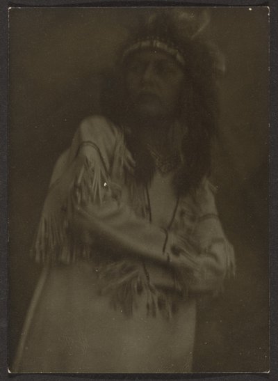 [Mulher vestida de nativo americano] de Louis Fleckenstein