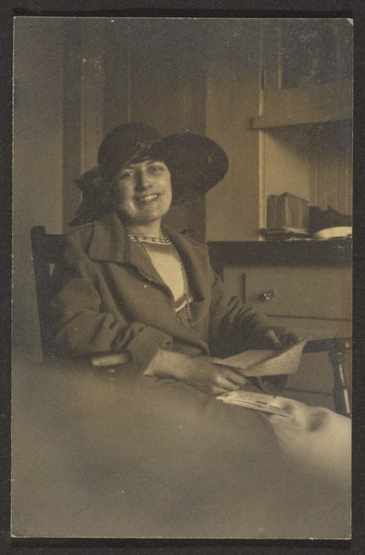 [Mulher segurando carta]. de Louis Fleckenstein