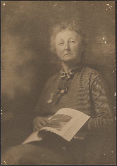 [Revista Woman Holding]. de Louis Fleckenstein
