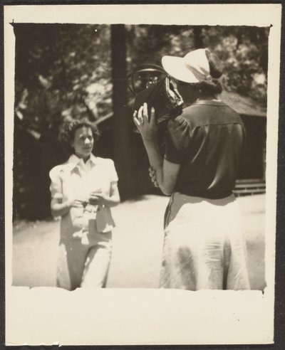 [Mulher segurando bolsa pelo rosto]. de Louis Fleckenstein