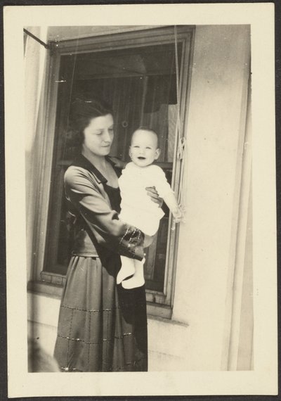 [Mulher segurando bebé sorridente]. de Louis Fleckenstein