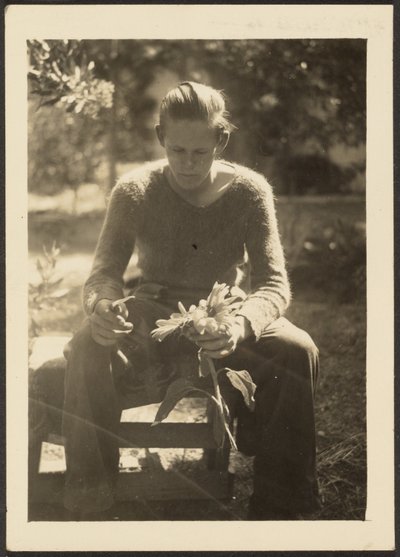 [Mulher segurando girassóis]. de Louis Fleckenstein