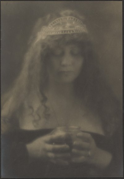 [Mulher segurando vaso]. de Louis Fleckenstein