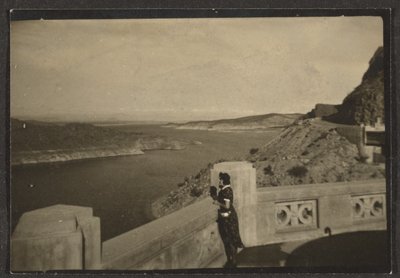 [Mulher com vista para a praia]. de Louis Fleckenstein
