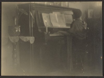 [Mulher tocando piano]. de Louis Fleckenstein