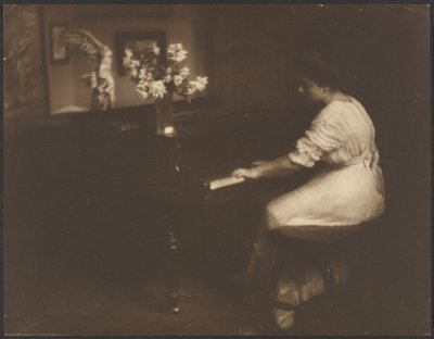 [Mulher a tocar piano] de Louis Fleckenstein