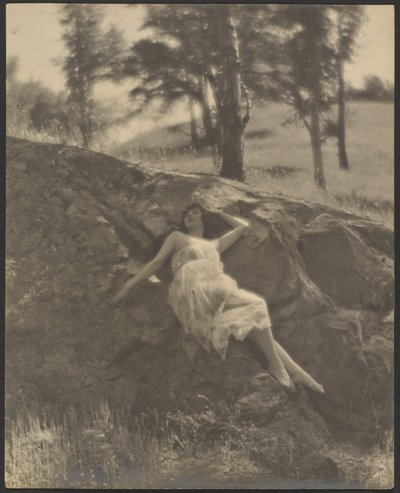 [Mulher reclinada sobre rocha]. de Louis Fleckenstein