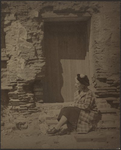[Mulher sentada diante de um edifício em degradação] de Louis Fleckenstein