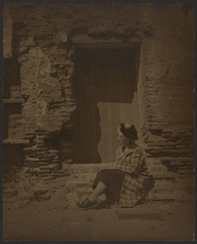 [Mulher sentada em frente a um edifício em ruínas] de Louis Fleckenstein