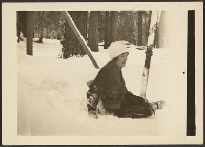 [Mulher sentada na neve]. de Louis Fleckenstein