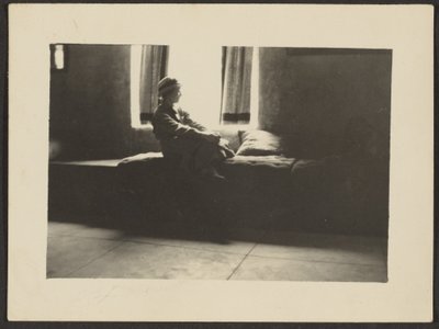 [Mulher sentada à janela]. de Louis Fleckenstein