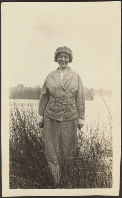 [Mulher de pé nos juncos]. de Louis Fleckenstein