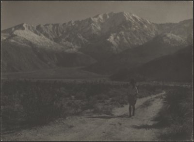 [Mulher a caminhar no caminho em direção às montanhas]. de Louis Fleckenstein