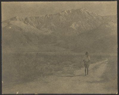 [Mulher a caminhar no caminho em direção às montanhas]. de Louis Fleckenstein
