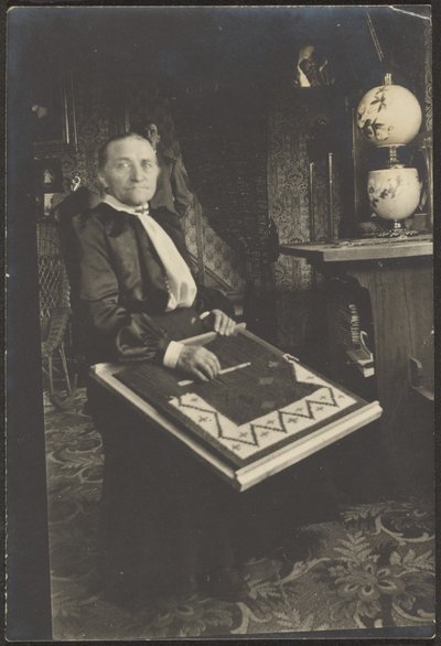 [Woman Weaving] de Louis Fleckenstein
