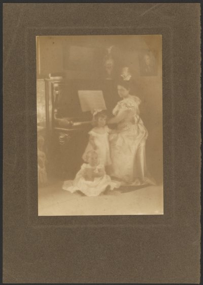 [Mulher ao piano com crianças] de Louis Fleckenstein