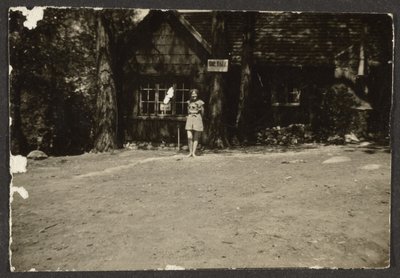 [Mulher antes da cabina]. de Louis Fleckenstein